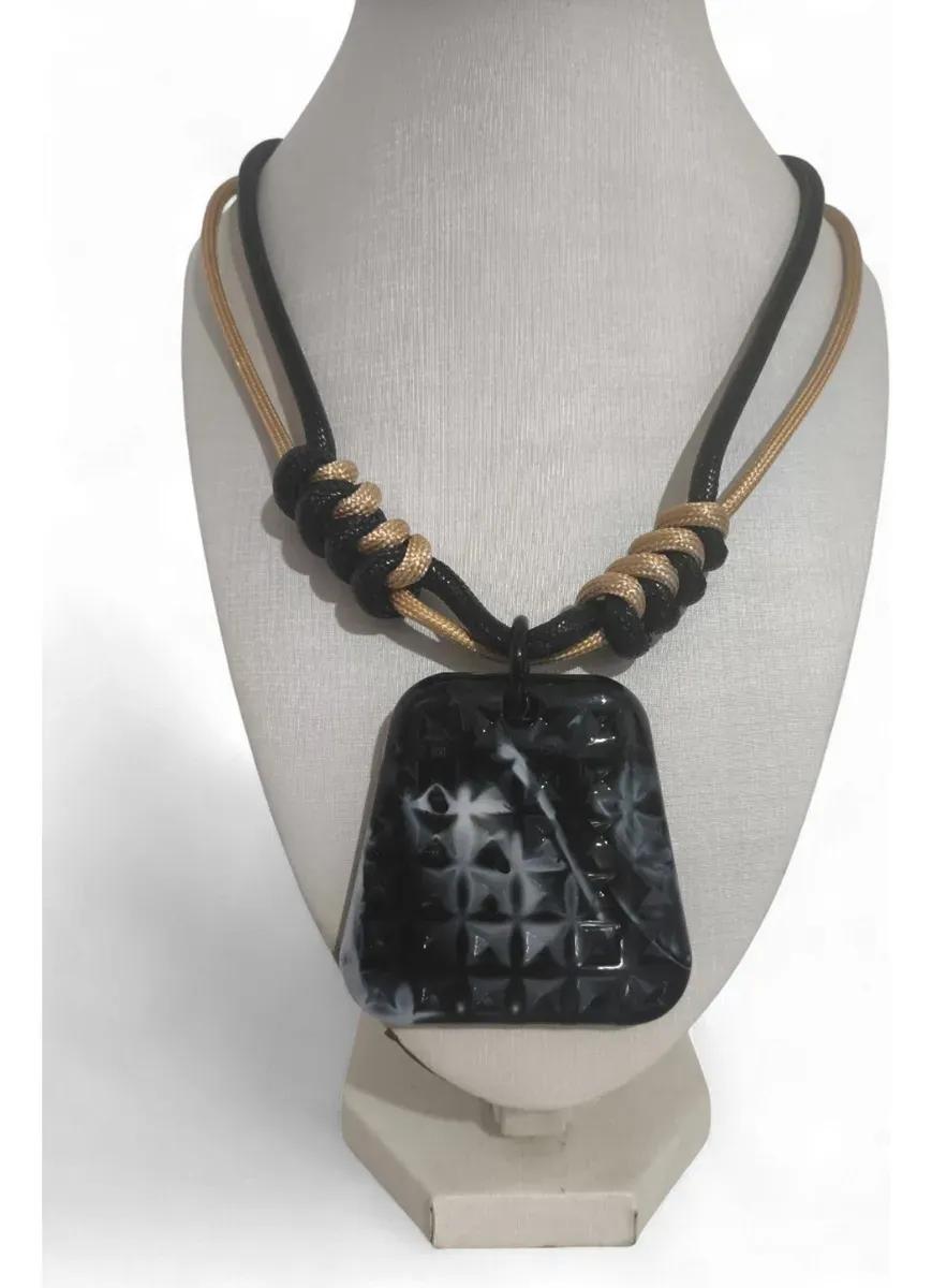 Colar Macramê E Pedra De Resina No Trançado